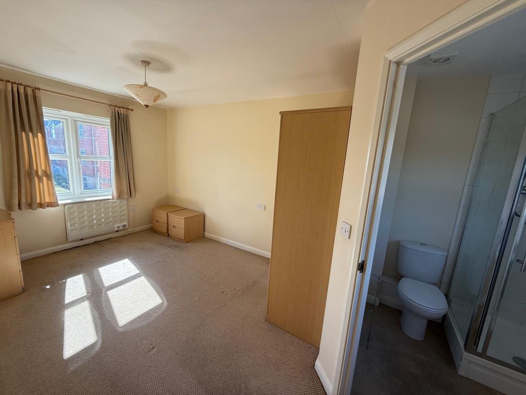 Lot: 136 - VACANT TWO-BEDROOM COACH HOUSE APARTMENT WITH GARAGE - Bedroom one with window to front and en-suite shower room